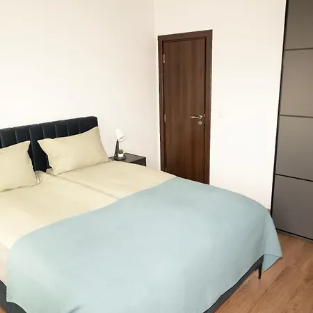 Spacious Stylish 2bdr *